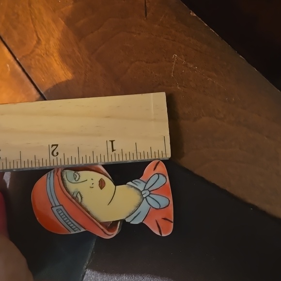 Vintage Art Deco Bakelite Woman's Face Brooch - Picture 2 of 5